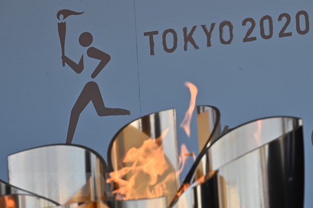 Biểu tượng ngọn đuốc Olympic Tokyo 2020 được trưng bày tại khu công viên thủy sinh Aquamarine Fukushima ở Iwaki, tỉnh Fukushima ngày 25/3/2020.