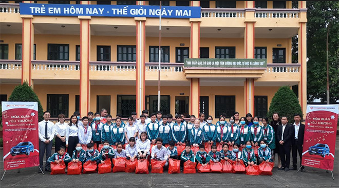 Hyundai Yên Bái tặng quà cho các em học sinh khuyết tật, học sinh khó khăn Trường THCS Quang Trung