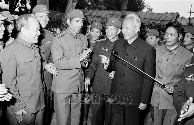 Thủ tướng Phạm Văn Đồng và các chiến sỹ công an nhân dân trong ngày ngành Công an đón nhận danh hiệu Anh hùng Lực lượng vũ trang nhân dân (5/1/1980). Ảnh tư liệu