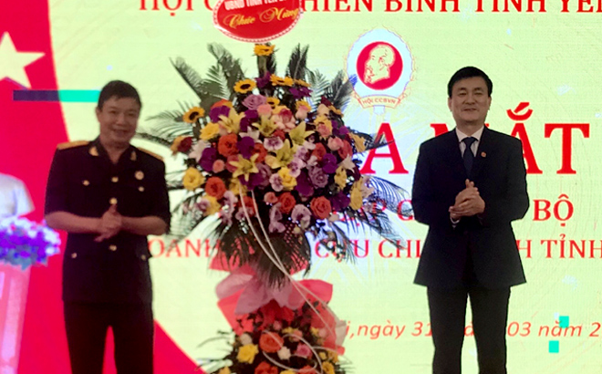 Đồng chí Nguyễn Chiến Thắng – Phó Chủ tịch UBND m88 com ca cuoc the thao tặng hoa chúc mừng Câu lạc bộ Doanh nhân cựu chiến binh m88 com ca cuoc the thao.