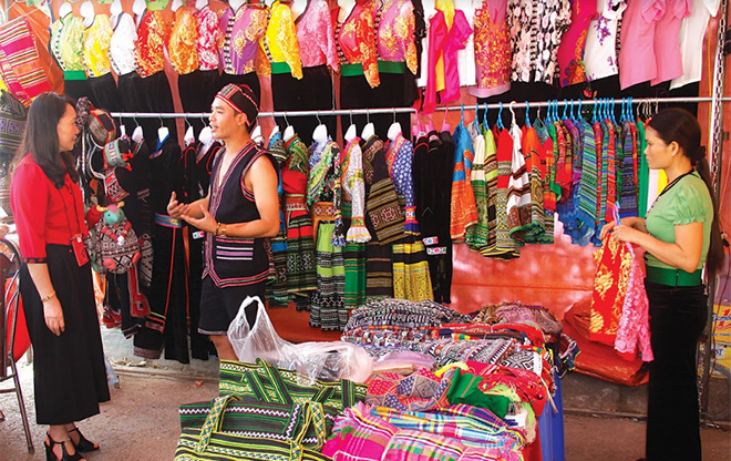 Một cửa hàng bán trang phục truyền thống các dân tộc tại thị xã Nghĩa Lộ.