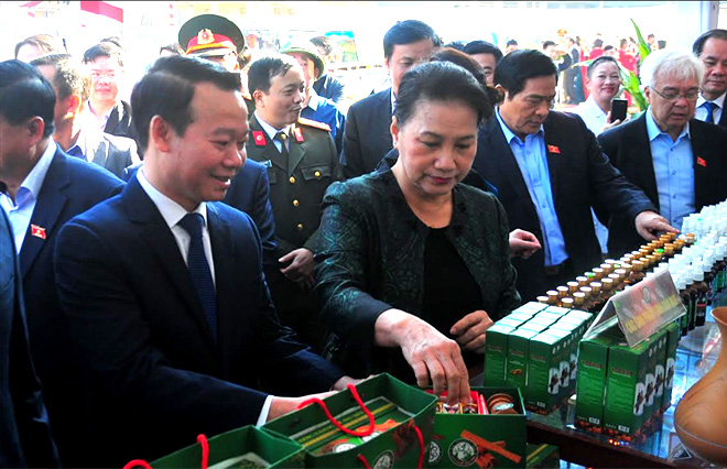 Chủ tịch Quốc hội Nguyễn Thị Kim Ngân, Bí thư Tỉnh ủy Đỗ Đức Duy tham quan các sản phẩm OCOP của tỉnh Yên Bái.