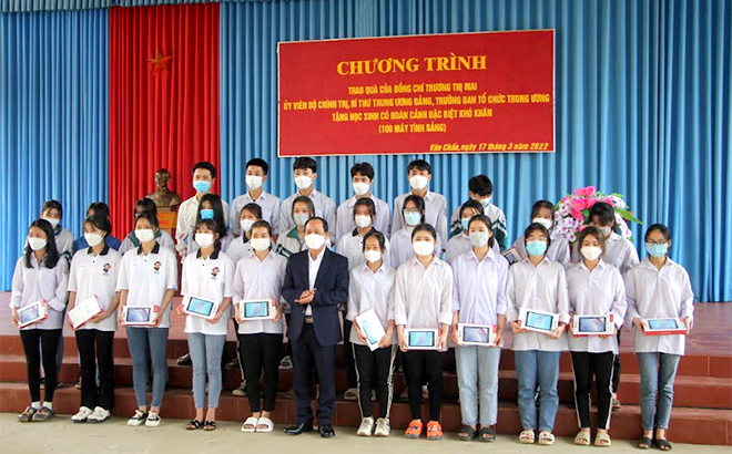 Thừa ủy quyền, đồng chí Triệu Tiến Thịnh - Chủ tịch Hội Khuyến học m88 ca cuoc truc tuyen trao 100 chiếc máy tính bảng của Trưởng Ban Tổ chức Trung ương Trương Thị Mai cho học sinh nghèo vượt khó của Trường THCS và THPT Nghĩa Tâm, huyện Văn Chấn.