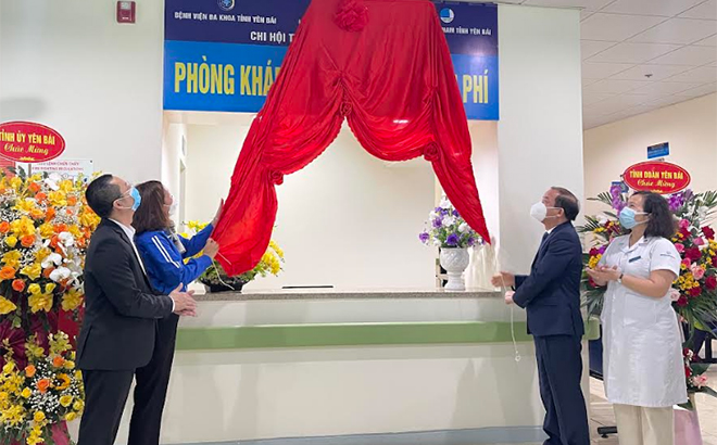 Đồng chí Tạ Văn Long - Phó Bí thư Thường trực Tỉnh ủy, Chủ tịch HĐND tỉnh cùng các đại biểu kéo băng khánh thành Phòng khám bệnh - tư vấn miễn phí Chi hội thầy thuốc trẻ Bệnh viện Đa khoa tỉnh. 