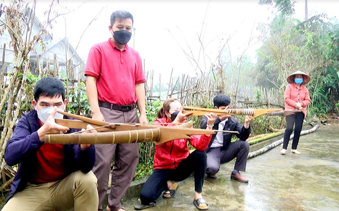 Anh Tăng Văn Thủy hướng dẫn các thành viên trong Câu lạc bộ kỹ thuật ngắm bắn nỏ.
