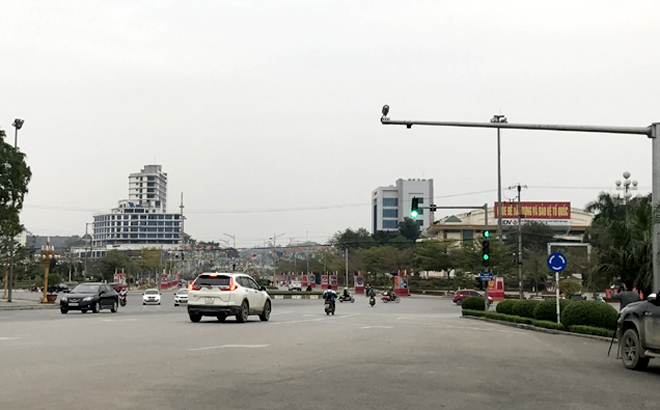 Camera giao thông tại khu vực giao nhau giữa đường Điện Biên - Đinh Tiên Hoàng - Yên Ninh - Nguyễn Tất Thành, thành phố Yên Bái (thường gọi là ngã tư Km5).