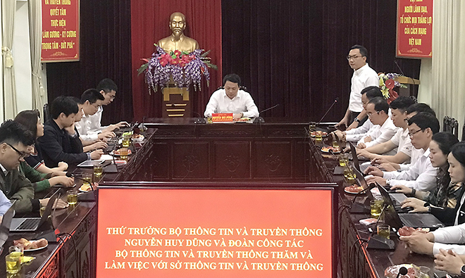 Thứ trưởng Nguyễn Huy Dũng và Đoàn công tác làm việc  với cán bộ chủ chốt của Sở TTTT Yên Bái.