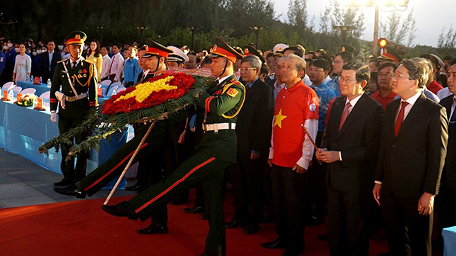 Các đồng chí nguyên lãnh đạo, các bộ, chiến sĩ, nhân dân dâng hoa tưởng niệm các liệt sĩ Gạc Ma tại xã Cam Hải Đông, huyện Cam Lâm, Khánh Hòa.