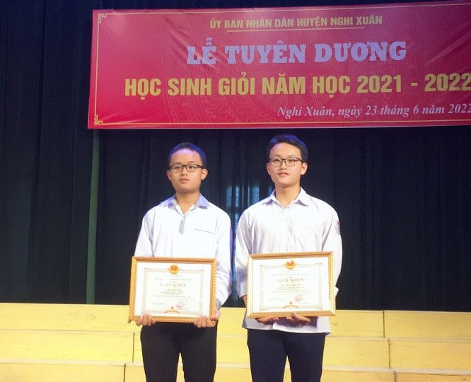 Minh Hoàng và Minh An trong lễ tuyên dương học sinh giỏi của huyện Nghi Xuân.