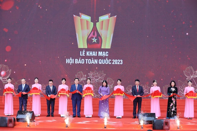 Các đại biểu cắt băng khai mạc Hội báo toàn quốc 2023