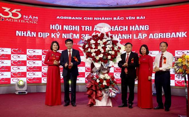 Lãnh đạo lãnh đạo Ngân hàng Nhà nước Việt Nam Chi nhánh tỉnh tặng hoa chúc mừng cán bộ nhân viên, người lao động Agribank Chi nhánh Bắc Yên Bái.