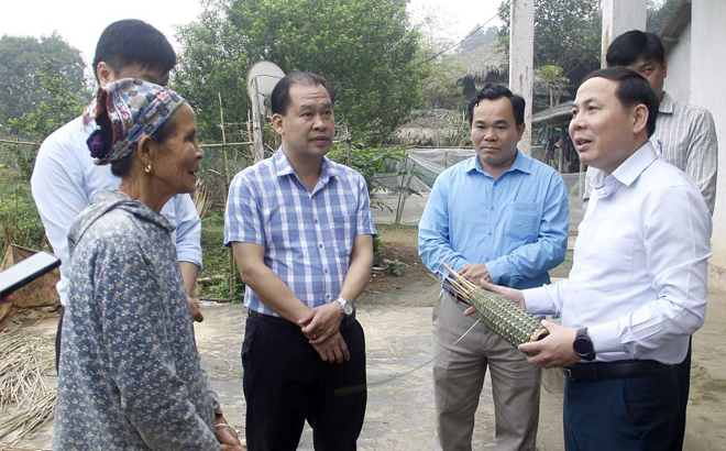 Đoàn công tác kiểm tra, khảo sát hỗ trợ hộ nghèo tại gia đình bà Vi Thị Kỳ, thôn Trại Phung.