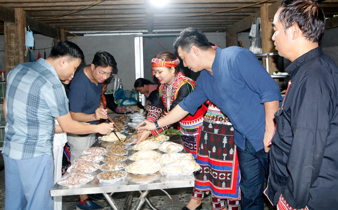Du khách trải nghiệm các món ẩm thực đặc sắc tại Hợp tác xã Du lịch cộng đồng thôn Minh Khai, xã Quang Minh.