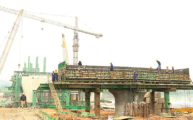 Công ty TNHH Thương mại và Xây dựng Trung Chính đẩy nhanh tiến độ công trình cầu Giới Phiên.