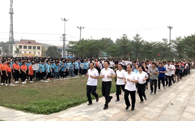 Lãnh đạo huyện Yên Bình, các thầy cô giáo, các em học sinh và bà con nhân dân đã tham gia chạy hưởng ứng chạy 1 km.