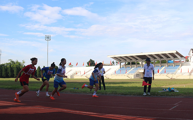 Các vận động viên tham gia thi đấu môn điền kinh tại Đại hội Thể dục Thể thao tỉnh lần thứ IX, năm 2022.