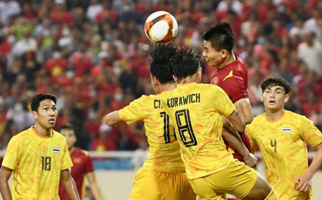 U23 Việt Nam (áo đỏ) và U23 Thái Lan trong trận chung kết SEA Games 31.