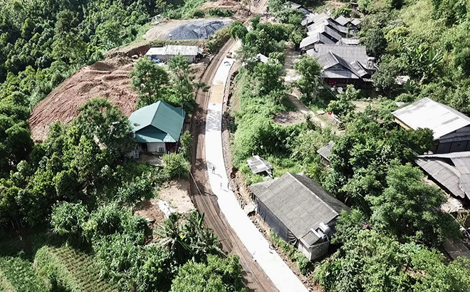 Tuyến đường Sơn Lương - Nậm Mười - Sùng Đô, huyện Văn Chấn được đầu tư xây dựng đã tạo động lực thúc đẩy kinh tế - xã hội các xã trên tuyến đường này ngày càng phát triển. (Ảnh: T.L)