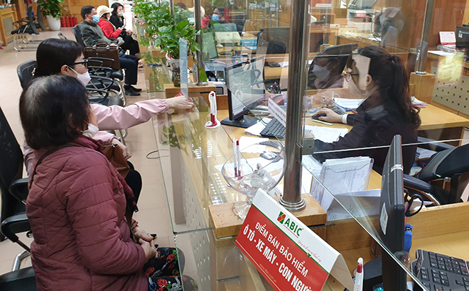 Người dân xã Giới Phiên thành phố Yên Bái giao dịch tín dụng với Ngân hàng Chính sách xã hội.