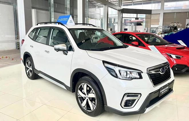 Subaru Forester Eyesight đời 2022 đang được các đại lý giảm 'sốc' hơn 300 triệu đồng.