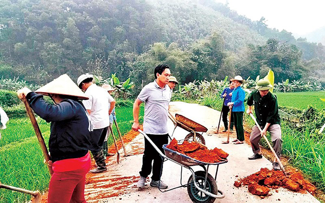 Cán bộ huyện Yên Bình (tỉnh Yên Bái) tham gia tu sửa đường giao thông nông thôn trong hoạt động 