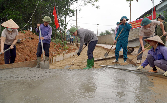 Lãnh đạo huyện Yên Bình tham gia làm đường bê tông cùng nhân dân thôn Tân Lương, xã Cảm Ân.
