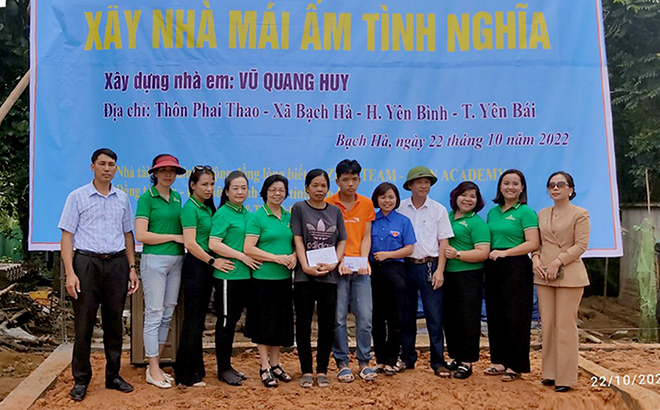 Yen Bai city’s Female Entrepreneurs’ Club supported 50 million VND to build a charity house for Vu Quang Huy in Bach Ha commune, Yen Binh district in October 2022.