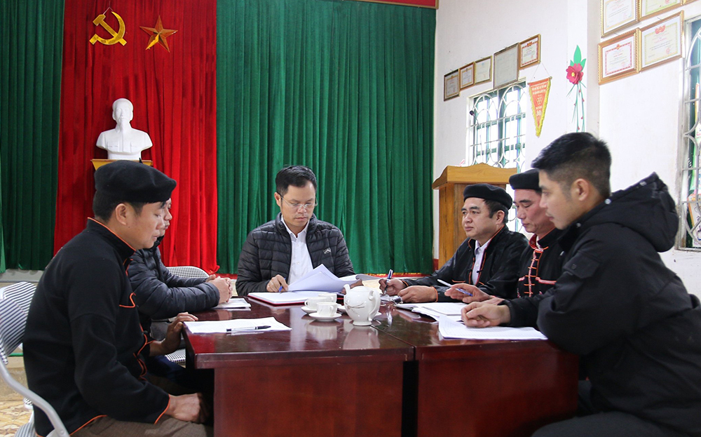 Lãnh đạo xã Nậm Mười họp triển khai thực hiện nhiệm vụ năm 2024 với Ban Chi ủy thôn Làng Cò.