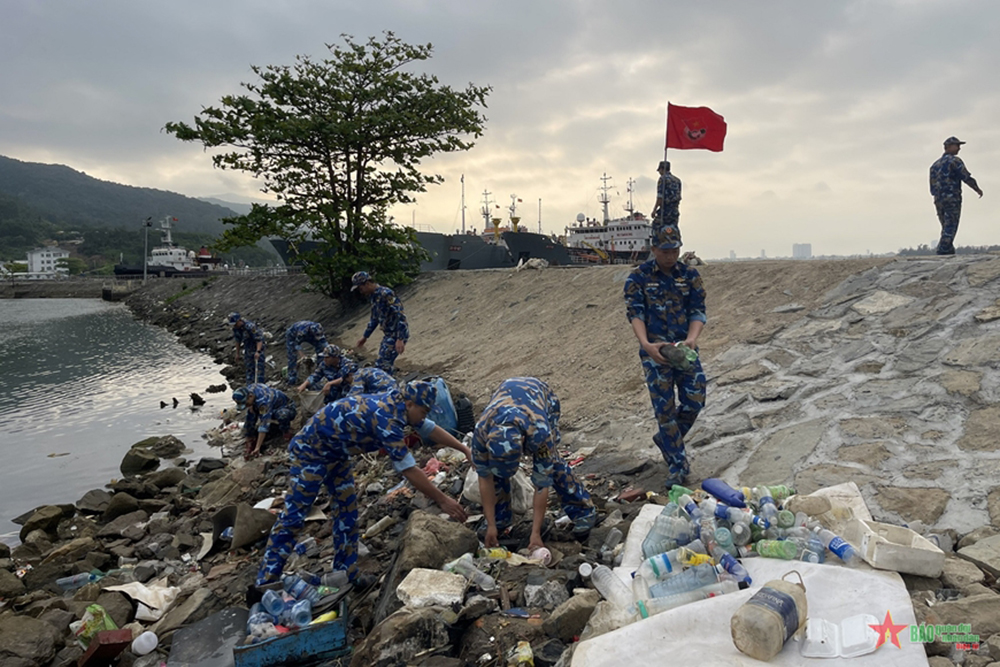 Đoàn viên thanh niên Lữ đoàn 161, Vùng 3 Hải quân vệ sinh, làm sạch bờ biển.