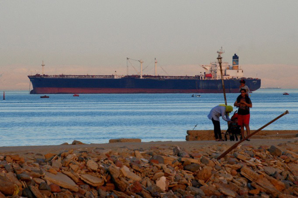 Một tàu container chuẩn bị đi qua kênh đào Suez.
