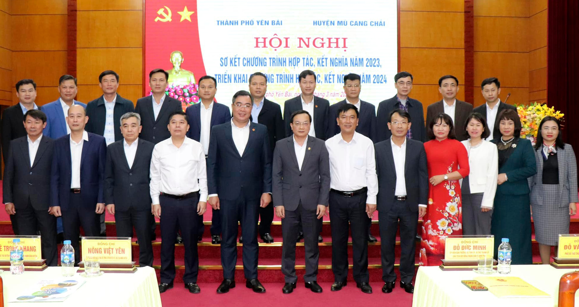 Lãnh đạo thành phố Yên Bái và huyện Mù Cang Chải chụp ảnh lưu niệm tại Hội nghị triển khai công tác hợp tác, kết nghĩa giữa hai địa phương năm 2024