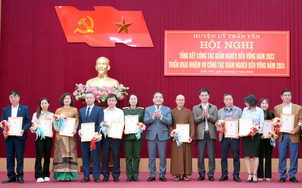 Đồng chí Trần Nhật Tân - Bí thư Huyện ủy, Chủ tịch HĐND huyện trao thưởng cho các tập thể, cá nhân vì đã có thành tích tiêu biểu trong công tác giảm nghèo của huyện.