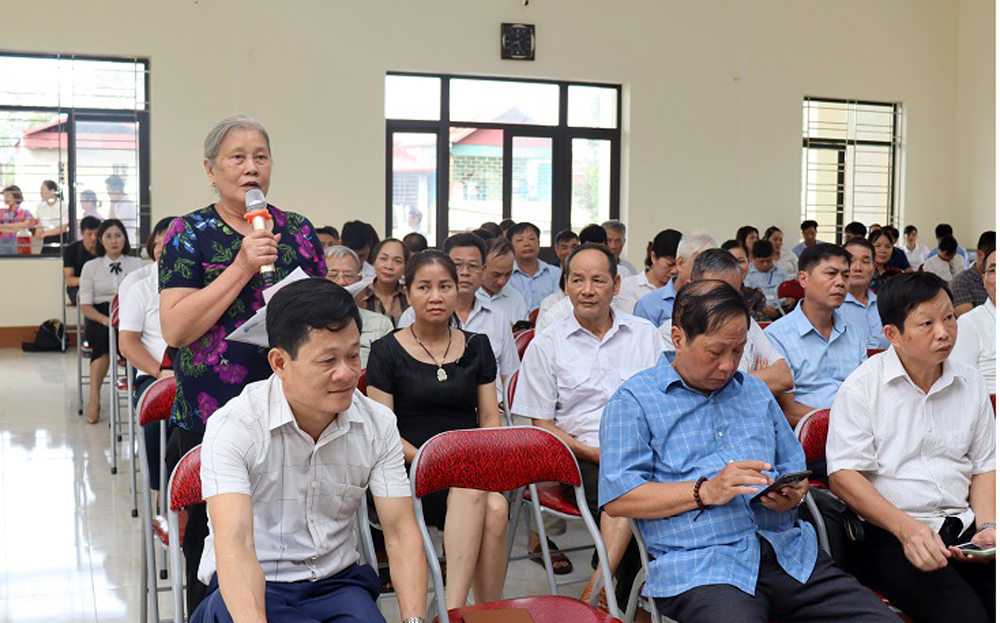 Người dân phường Nguyễn Thái Học nêu ý kiến tại Đối thoại về giải quyết thủ tục hành chính về đất đai trên địa bàn thành phố Yên Bái do Thành ủy, HĐND, UBND, Ủy ban MTTQ thành phố Yên Bái tổ chức tại địa phương