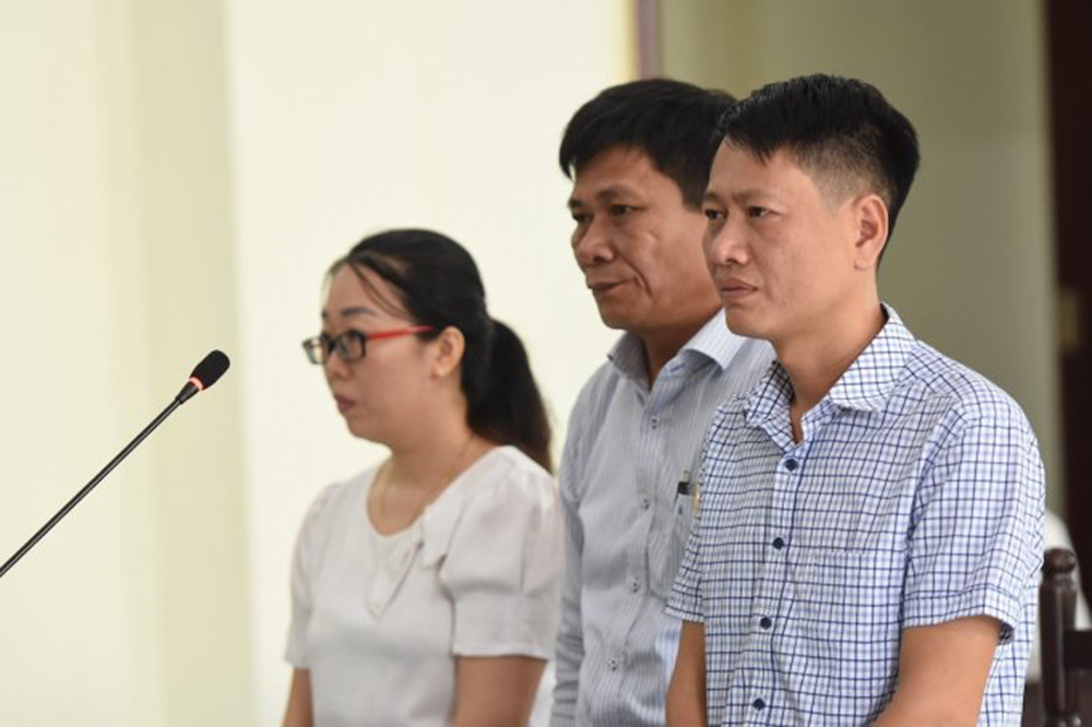 Ông Nguyễn Văn Sáu (giữa) cùng 2 cấp dưới tại phiên tòa.