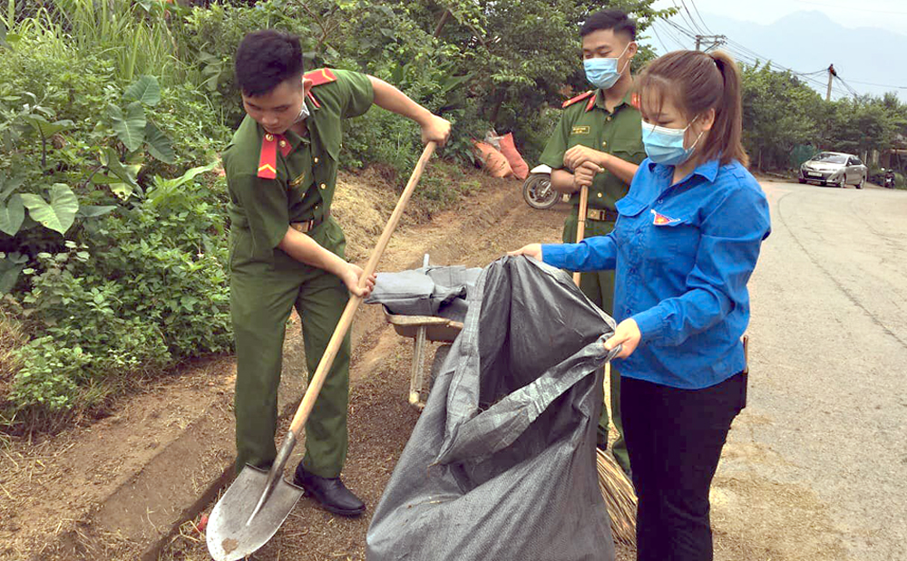 Đoàn viên thanh niên huyện Trạm Tấu tích cực tham gia vệ sinh môi trường (Ảnh: Thành Trung)