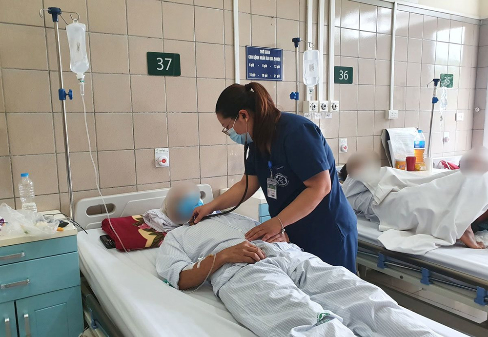 Điều trị cho bệnh nhân ngộ độc thuốc diệt chuột tại Trung tâm Chống độc (Bệnh viện Bạch Mai).