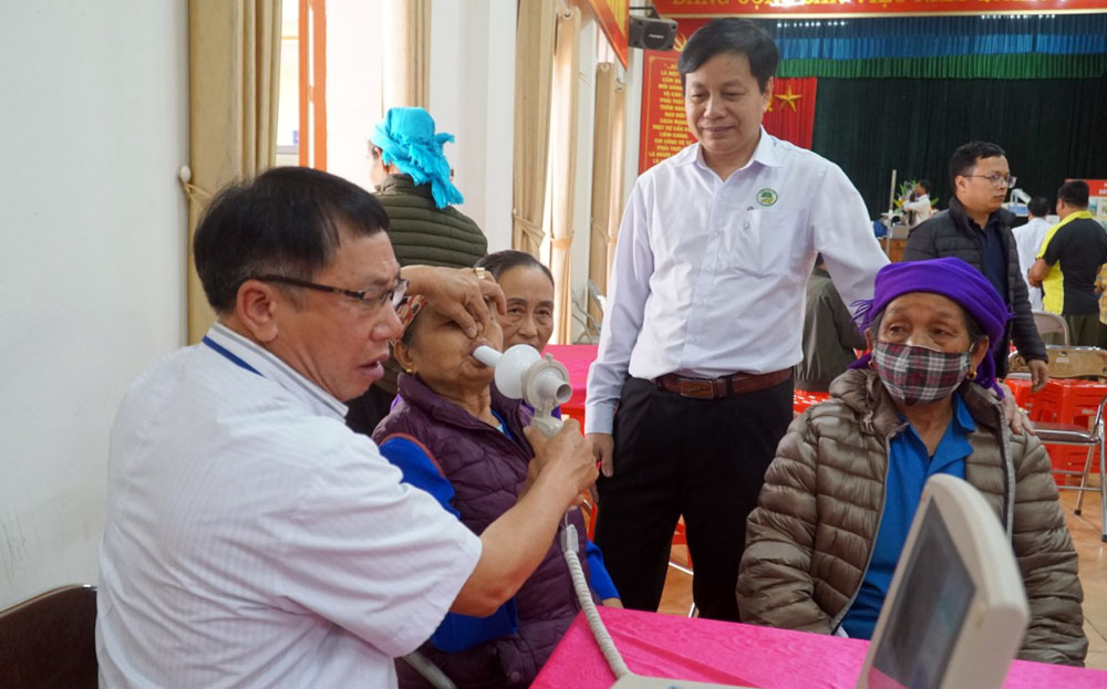 Bệnh viện Phổi tỉnh Yên Bái phối hợp với Trung tâm Y tế huyện Văn Chấn khám sàng lọc bệnh lao cho người dân xã Đồng Khê, ngày 22/3/2024.