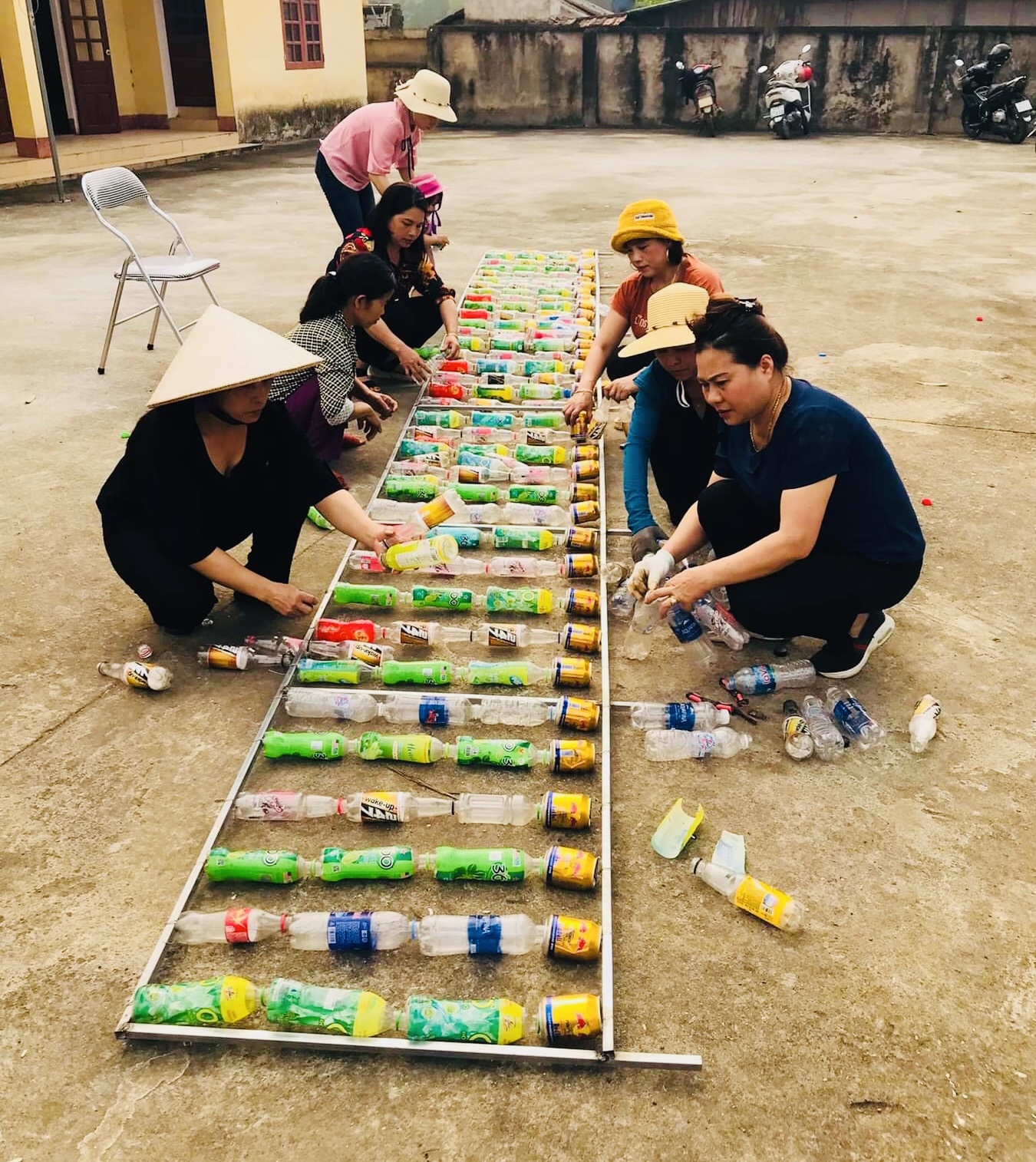 Hội viên phụ nữ xã An Bình, huyện Văn Yên thực hiện mô hình tái chế rác thải nhựa và vỏ lon bia.