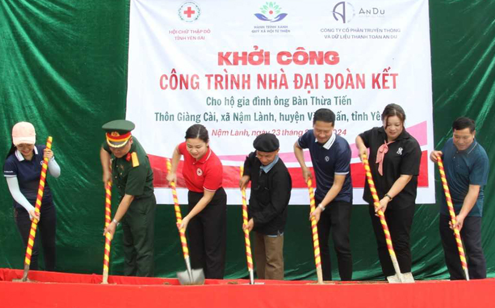 The groundbreaking ceremony for the construction of a house for Mr. Ban Thua Tien's family, a low-income household facing housing difficulties, took place in Giang Cai Village.
