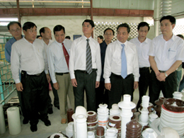 Đoàn công tác của tỉnh Viêng Chăn tới thăm Công ty cổ phần sứ kỹ thuật Hoàng Liên Sơn. Ảnh: Thành Trung.