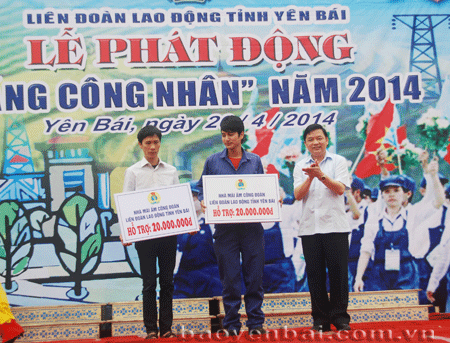 Đồng chí Dương Văn Thống trao tặng 40 triệu đồng hỗ trợ cho 2 công nhân làm nhà mái ấm công đoàn.