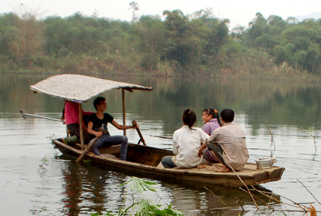 Việc đi lại của người dân ven hồ Thác Bà chủ yếu dựa vào thuyền nan.