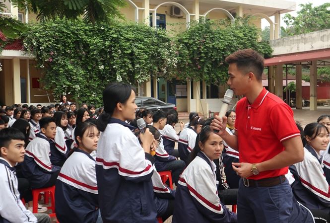 Các em học sinh trường THPT Lục Ngạn số 3, Bắc Giang tham gia hoạt động hướng nghiệp của Canon và các đơn vị tổ chức.