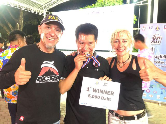 Nhà vô địch Trần Hoàng Kim (giữa) ăn mừng chiến thắng với giám đốc kỹ thuật và trưởng ban trọng tài của giải đấu.