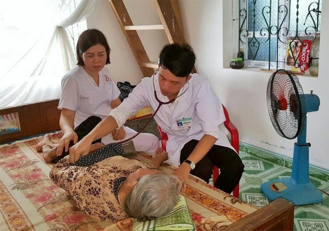 Y, bác sĩ Trung tâm Y tế huyện Văn Yên khám bệnh cho người có công.