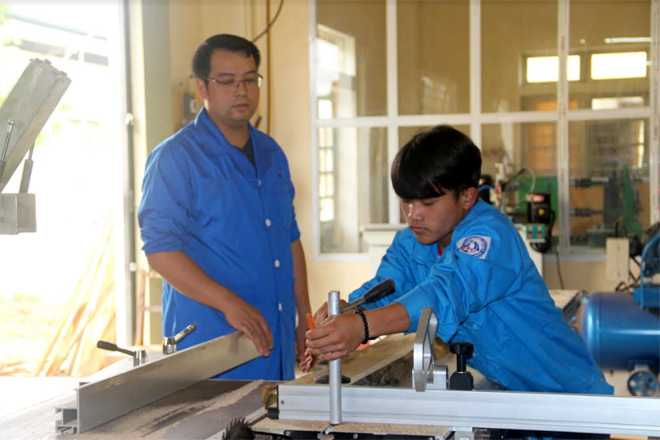 Giáo viên Trường Cao đẳng Nghề Yên Bái hướng dẫn học sinh làm đồ gỗ.