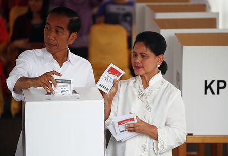 Tổng thống Indonesia Joko Widodo và Đệ nhất phu nhân Iriana Joko Widodo đi bỏ phiếu