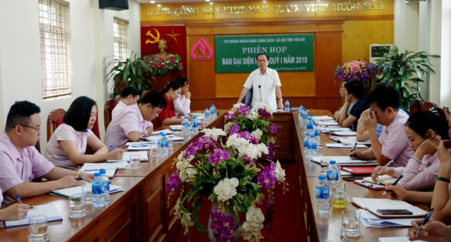 Đồng chí Tạ Văn Long - Phó Chủ tịch Thường trực UBND tỉnh, Trưởng ban  đại diện HĐQT NHCSXH tỉnh phát biểu tại Hội nghị