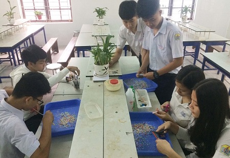 Nhóm học sinh đang chế tạo sản phẩm gạch polymer từ nhựa thải - Ảnh: Báo Tài nguyên môi trường.