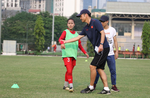 Ông Ijiro Akira chỉ dạy các cầu thủ tại Trung tâm đào tạo bóng đá trẻ VFF.